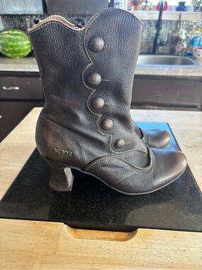 Cool vintage Victorian whitchy boots